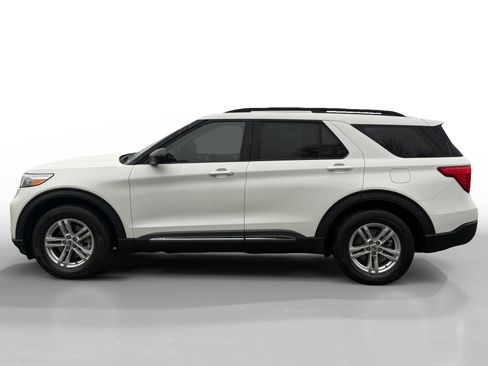 Certified 2022 Ford Explorer XLT w/ Equipment Group 202A image 2
