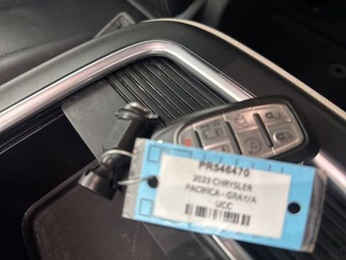 Used 2023 Chrysler Pacifica Touring-L image 34