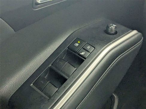 Used 2022 Toyota Highlander XLE FWD image 17