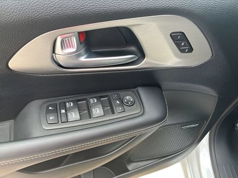 Used 2023 Chrysler Pacifica Limited w/ Uconnect Theater Family Group FWD image 9