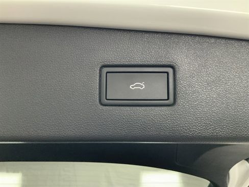 Used 2024 Volkswagen Tiguan SE w/ Panoramic Sunroof Package image 9