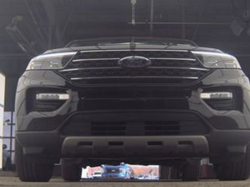 Used 2023 Ford Explorer XLT w/ Equipment Group 202A image 3