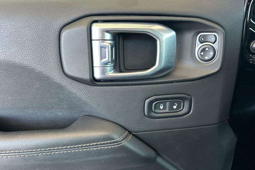 Used 2021 Jeep Wrangler Unlimited Sahara AWD/4WD image 11