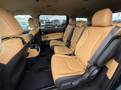 Used 2023 Kia Carnival EX FWD image 20