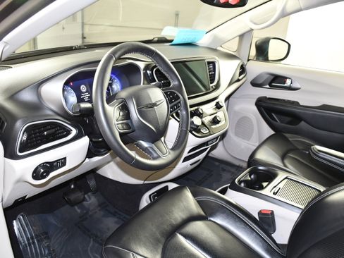 Used 2023 Chrysler Pacifica Touring-L image 2