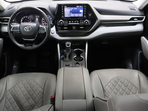 Used 2021 Toyota Highlander LE FWD image 30