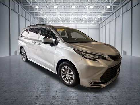 Used 2022 Toyota Sienna XLE FWD image 4