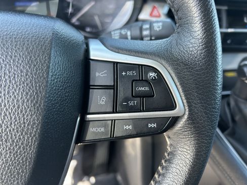 Certified 2025 Toyota Sienna XLE FWD image 28