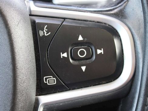 Used 2019 Volvo XC60 T5 Momentum w/ Multimedia Package image 21