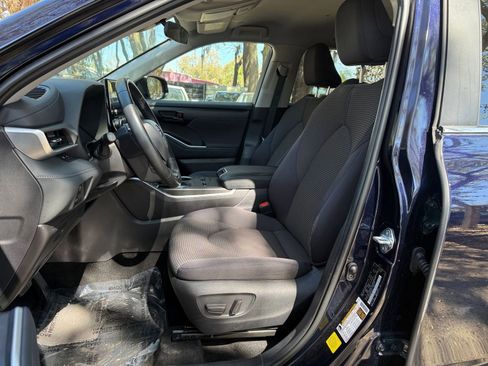 Used 2025 Toyota Highlander LE image 34