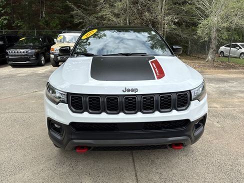 Used 2025 Jeep Compass Trailhawk AWD/4WD image 2