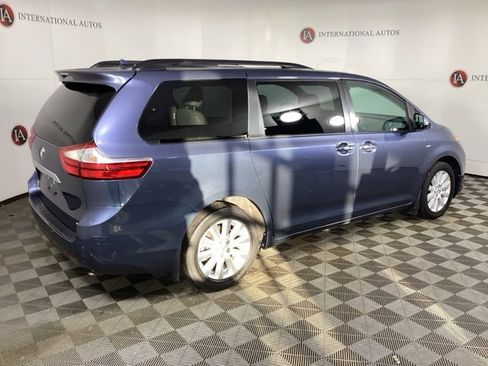Used 2017 Toyota Sienna Limited Premium image 4
