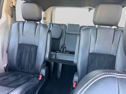 Used 2016 Dodge Grand Caravan SXT FWD image 16