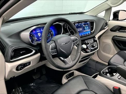 Used 2024 Chrysler Pacifica Touring-L image 16