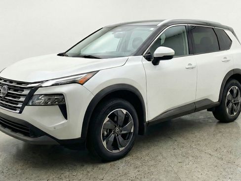 Used 2025 Nissan Rogue SV image 3