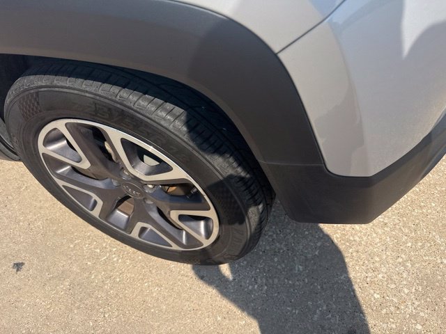 Used 2015 Jeep Renegade Latitude FWD image 19