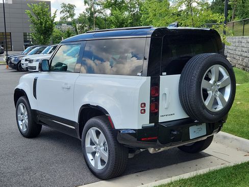 Used 2025 Land Rover Defender 90 X-Dynamic SE image 12