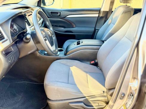 Used 2015 Toyota Highlander LE FWD image 18