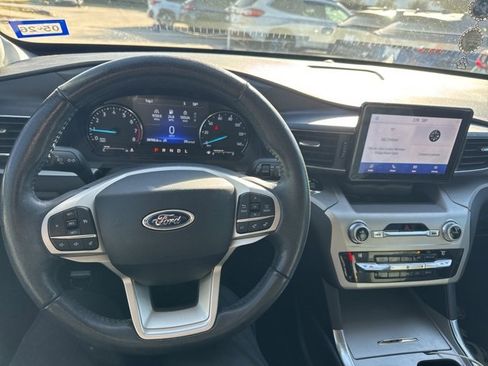 Used 2021 Ford Explorer XLT w/ Equipment Group 202A image 9