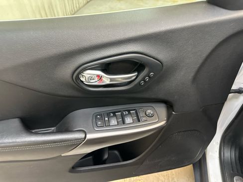 Used 2019 Jeep Cherokee Limited w/ Luxury Group AWD/4WD image 26