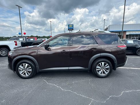 Used 2022 Nissan Pathfinder SL w/ SL Black Package FWD image 9