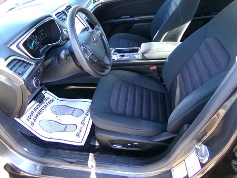 Used 2017 Ford Fusion SE w/ Fusion SE Technology Package image 9