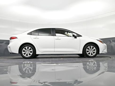 Used 2022 Toyota Corolla LE image 34