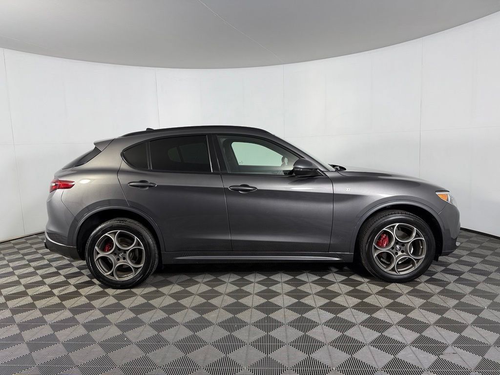 Used 2023 Alfa Romeo Stelvio Ti AWD/4WD image 6