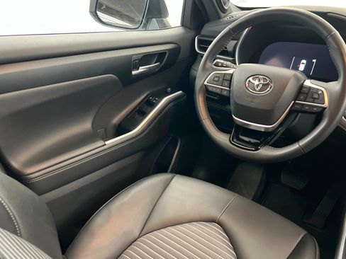 Used 2025 Toyota Highlander XSE AWD/4WD image 12
