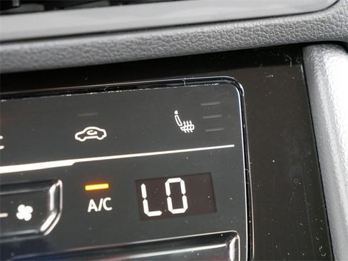 Certified 2025 Volkswagen Jetta SE image 35