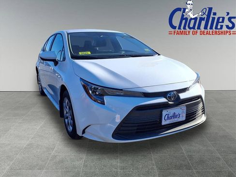 Used 2025 Toyota Corolla LE image 3