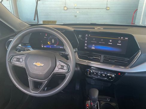 Used 2025 Chevrolet Trax LT image 32