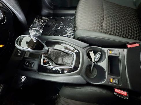 Used 2020 Nissan Rogue SV w/ Premium Package image 17