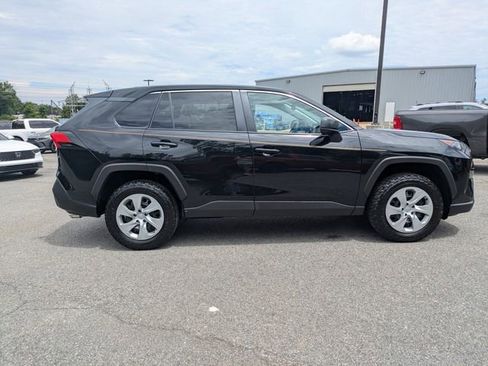 Used 2022 Toyota RAV4 LE FWD image 3