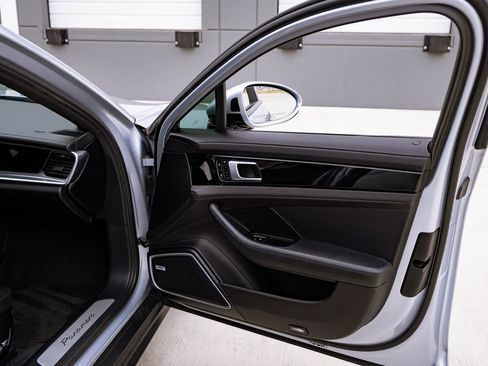 Used 2018 Porsche Panamera 4 image 23