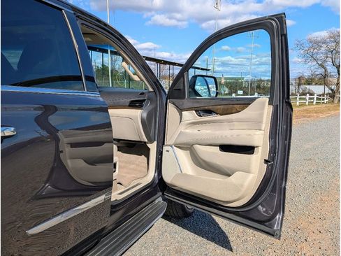 Used 2018 Cadillac Escalade Luxury image 11