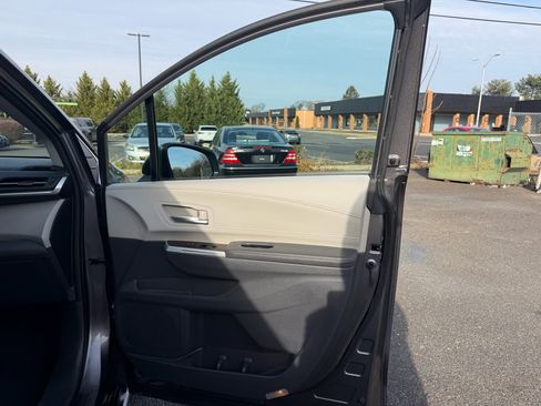Used 2023 Toyota Sienna XLE image 22