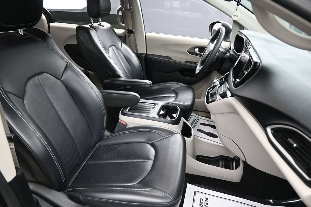 Used 2023 Chrysler Pacifica Touring-L FWD image 31