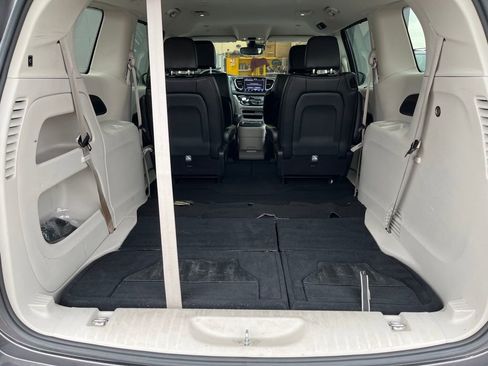 Used 2023 Chrysler Pacifica Touring-L image 28