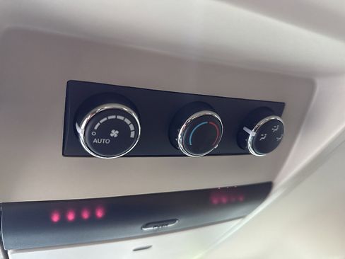 Used 2013 Chrysler Town & Country Touring-L w/ Entertainment Group #2 FWD image 37