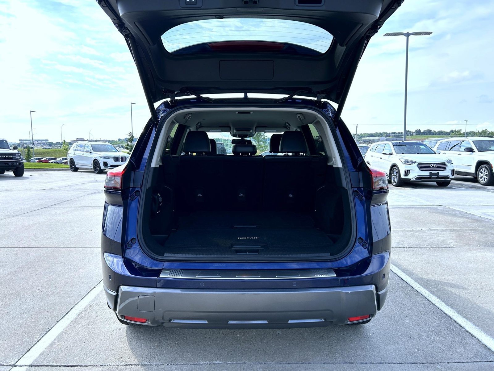 Used 2025 Nissan Rogue SL AWD/4WD image 21