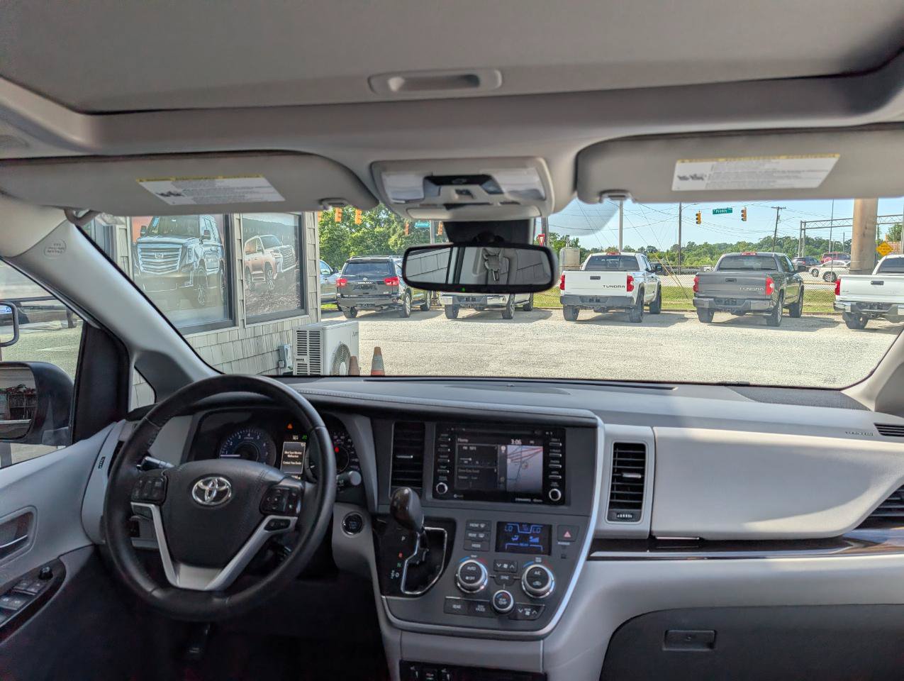 Used 2020 Toyota Sienna XLE w/ XLE Navigation Package FWD image 18