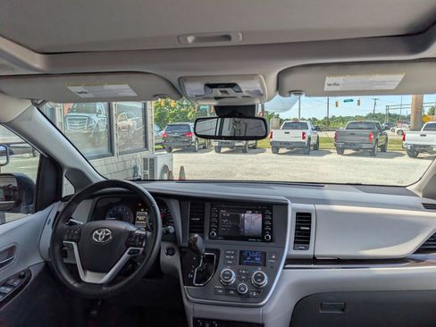 Used 2020 Toyota Sienna XLE w/ XLE Navigation Package FWD image 18