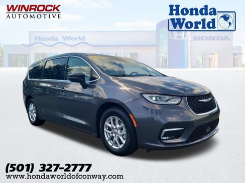 Used 2023 Chrysler Pacifica Touring-L FWD image 1