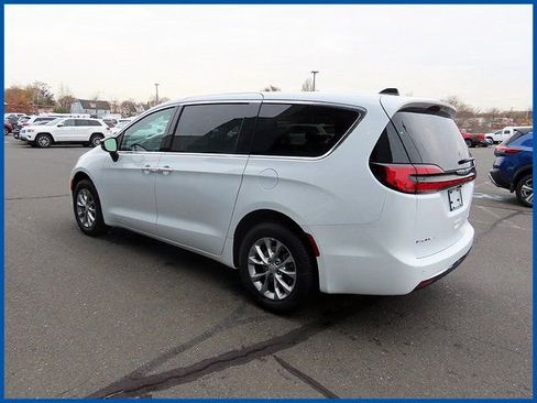 New 2026 Chrysler Pacifica Select AWD/4WD image 4
