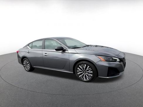 Used 2025 Nissan Altima 2.5 SV FWD image 2