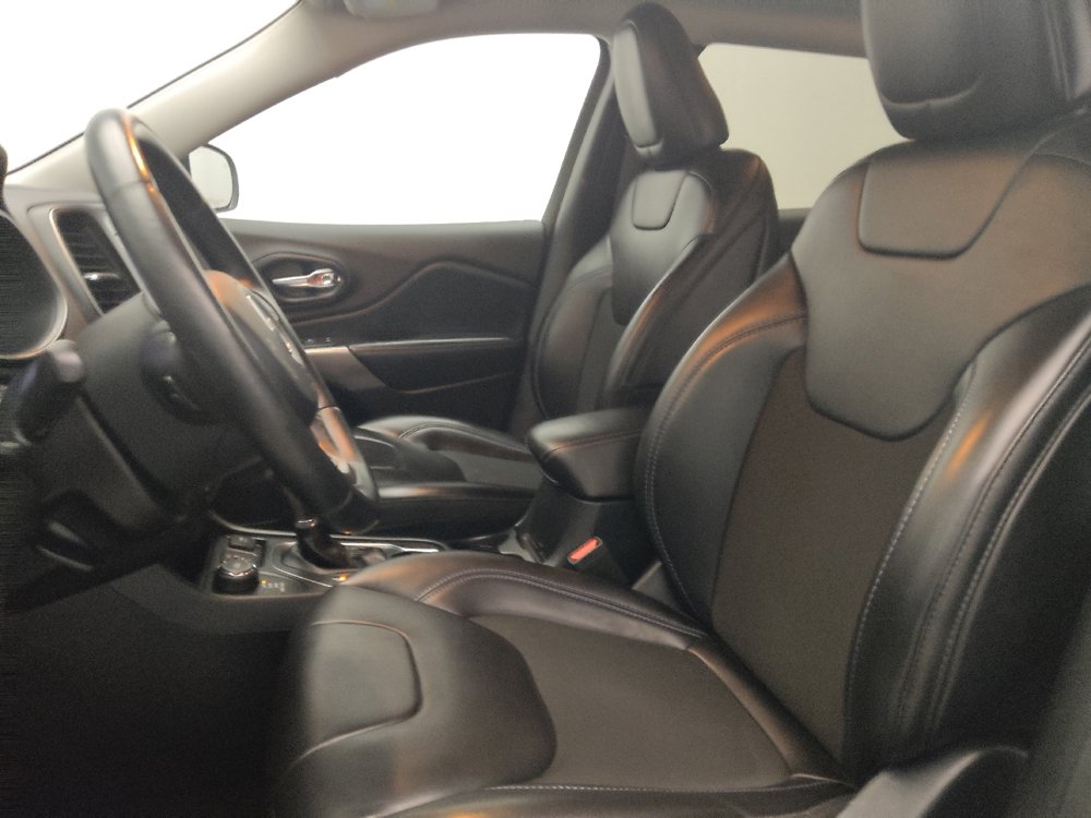 Used 2019 Jeep Cherokee Latitude Plus w/ Cold Weather Group AWD/4WD image 17
