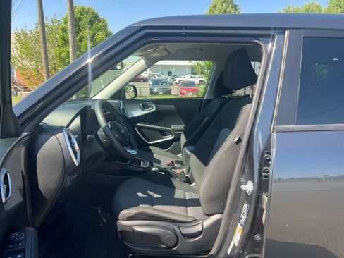 Used 2025 Kia Soul LX w/ LX Technology Package FWD image 34