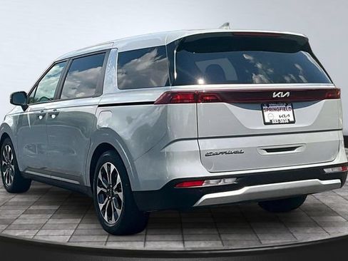 Used 2022 Kia Carnival EX FWD image 4