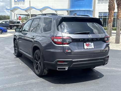 Certified 2025 Honda Pilot Black Edition image 9